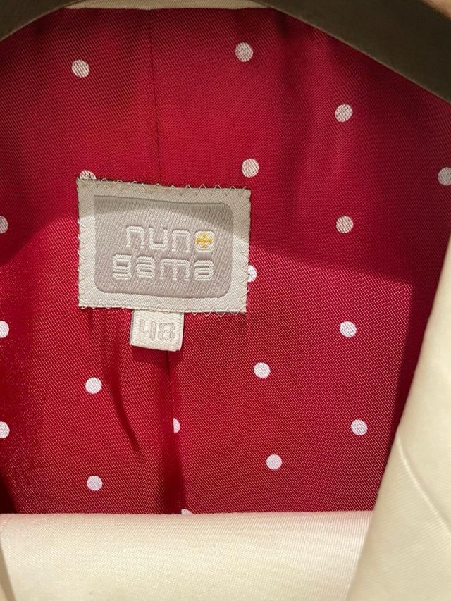 Blazer bege com forro vermelho Nuno Gama