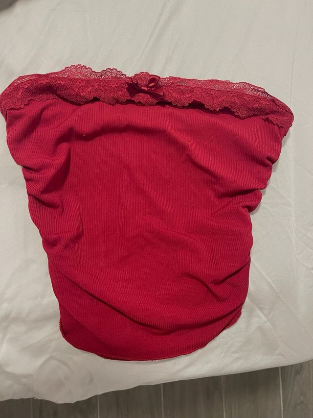 Top corto rojo con encaje