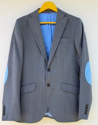 Blazer El Ganso gris coderas celestes 
