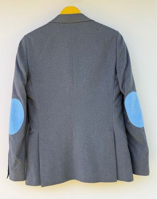 Blazer El Ganso gris coderas celestes 