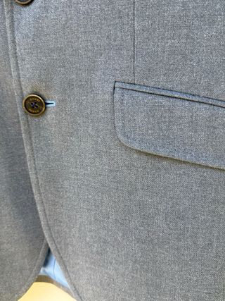 Blazer El Ganso gris coderas celestes 