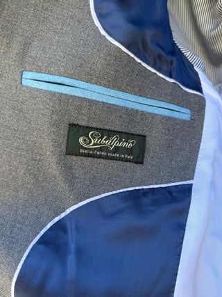 Blazer El Ganso gris coderas celestes 