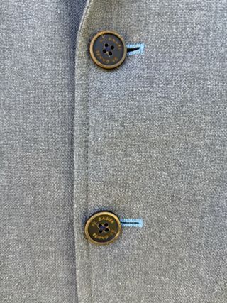 Blazer El Ganso gris coderas celestes 
