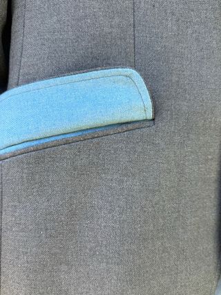 Blazer El Ganso gris coderas celestes 