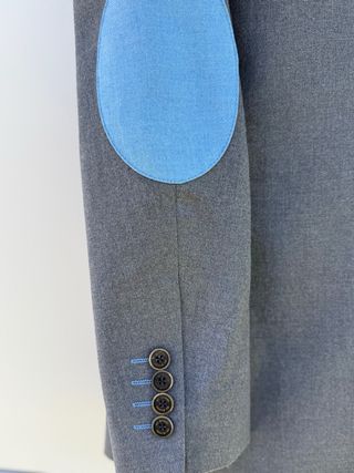 Blazer El Ganso gris coderas celestes 