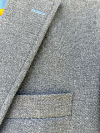 Blazer El Ganso gris coderas celestes 