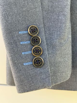 Blazer El Ganso gris coderas celestes 