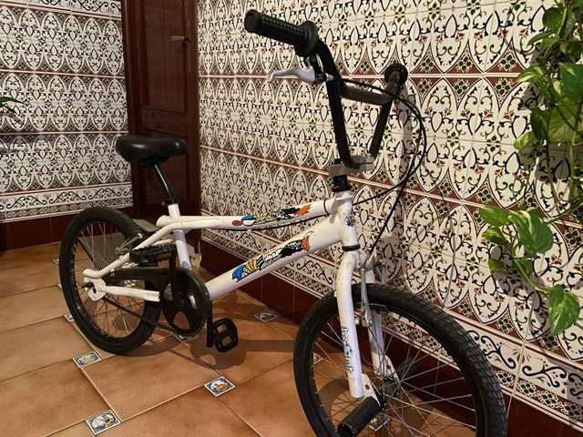 Bicicleta BMX Blanca con muy poco uso