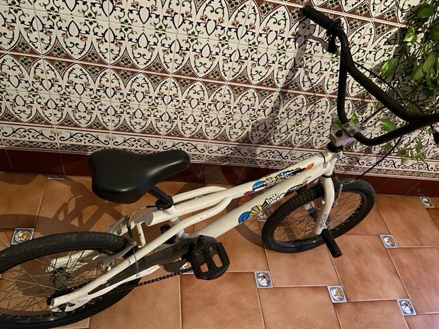 Bicicleta BMX Blanca con muy poco uso