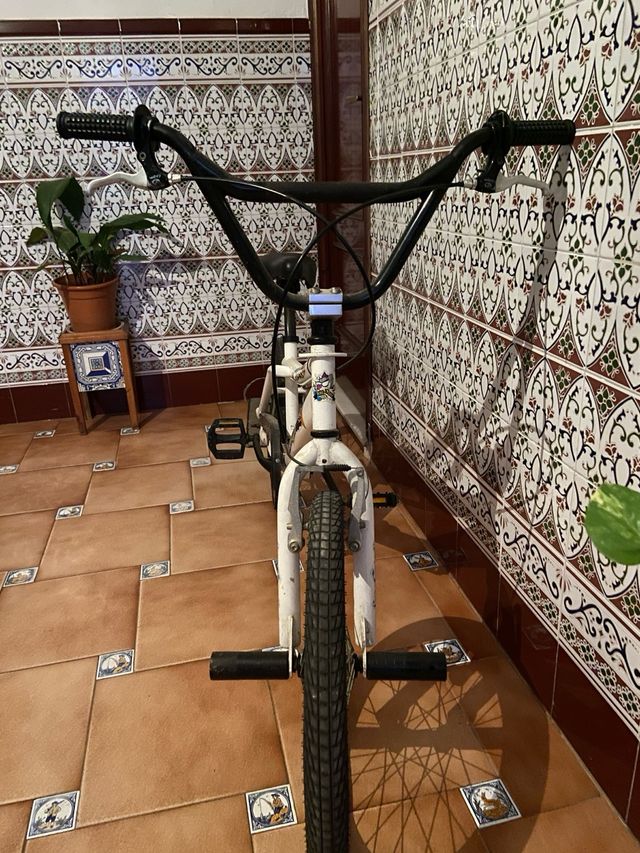 Bicicleta BMX Blanca con muy poco uso