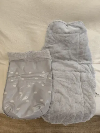 Funda para silla de bebé gris con nubes
