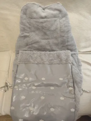 Funda para silla de bebé gris con nubes
