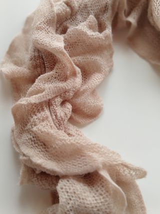 Bufanda Golddigga volantes beige/rosa