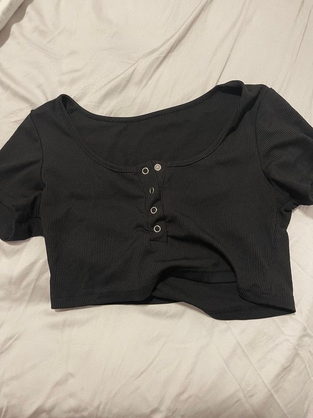 Top corto negro con botones