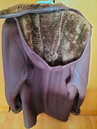 Chaquetón de piel marrón con capucha