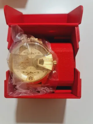 Reloj Diesel Dorado
Caja de 54 mm, correa de 28 mm