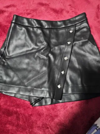 Falda corta negra con tachuelas