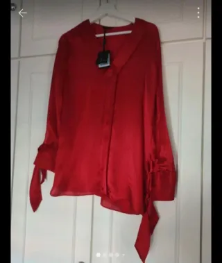 Blusa seda roja con lazos en mangas