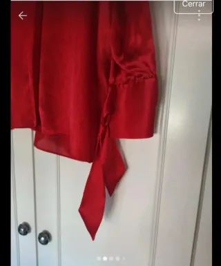 Blusa seda roja con lazos en mangas