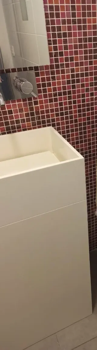 Lavabo de baño de material Corian (de gama alta)