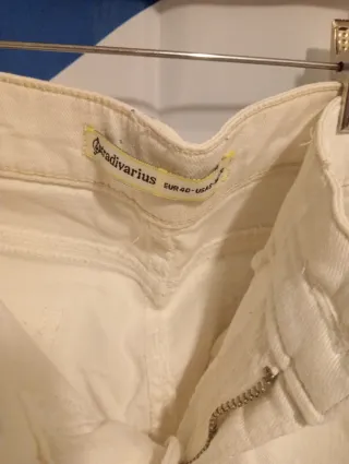 Pantalones Stradivarius blancos rotos