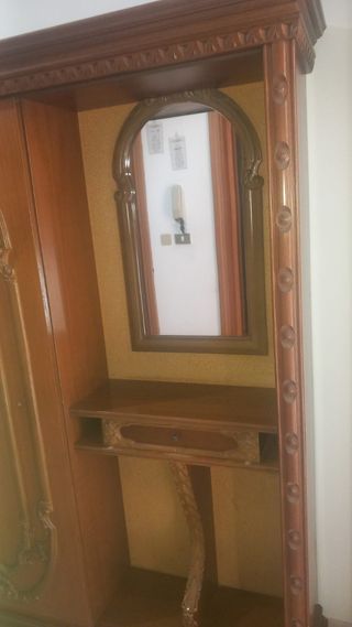 Armadio con specchio e intagli