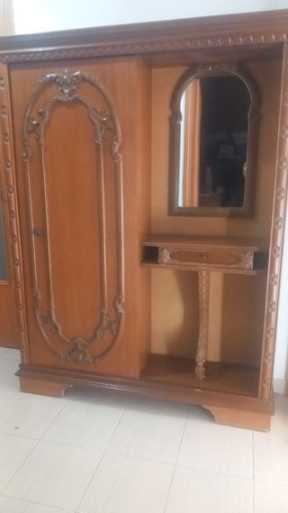 Armadio con specchio e intagli