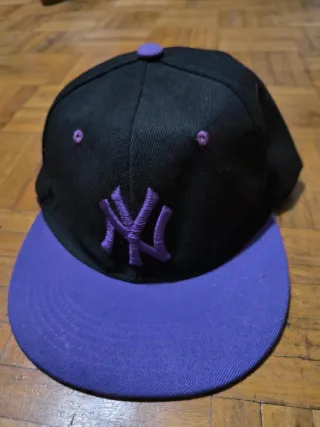 Gorra NY New Era Negra y Morada