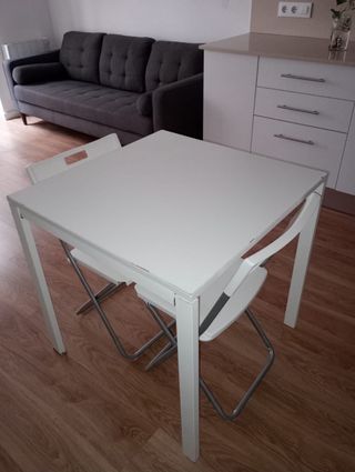 Vendo conjunto de Mesa y 2 Sillas IKEA!
