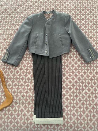 Traje de flamenco para niño gris NUEVO!
5 años 