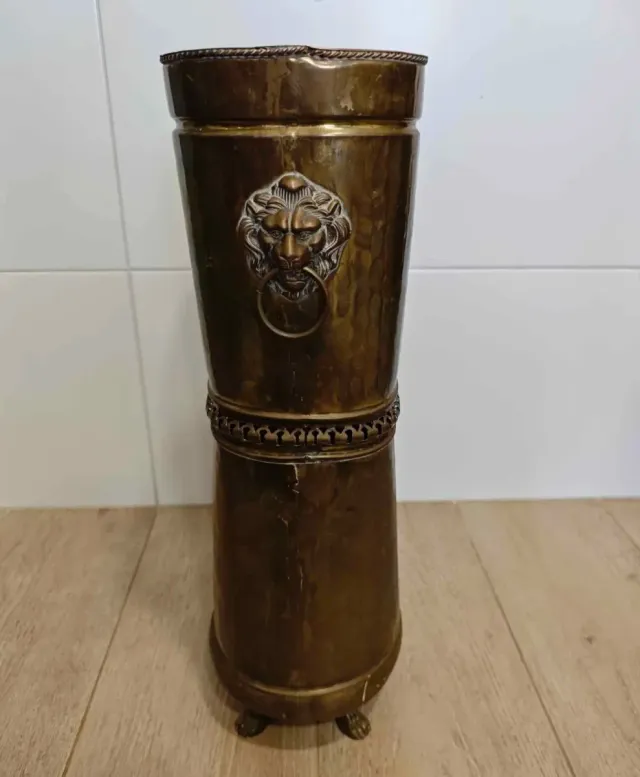 Paragüero antiguo de metal