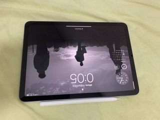 iPad Air 5a generazione 2022 grigio con Apple Pencil di seconda generazione 