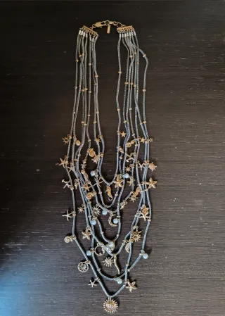 Collar multicapa con dijes marinos