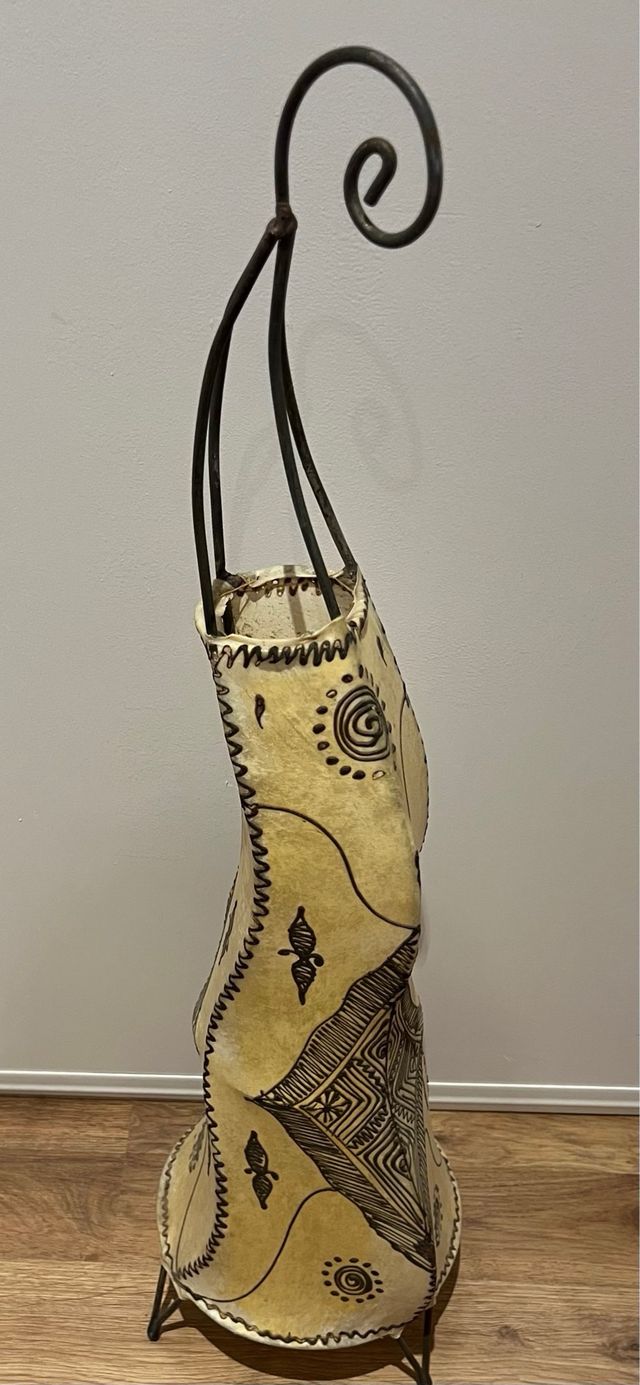 Lámpara de hierro y piel artesanal