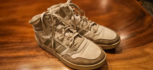 Zapatillas Nike grises y blancas