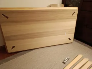 Mesa de comedor de madera clara Ikea.