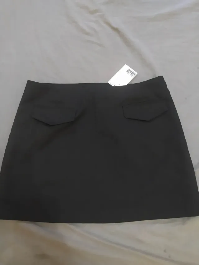 Falda negra con bolsillos