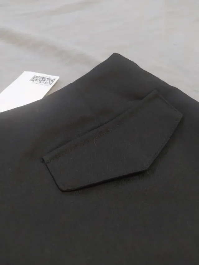 Falda negra con bolsillos