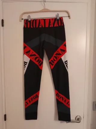 Mallas deportivas negras con detalles rojos