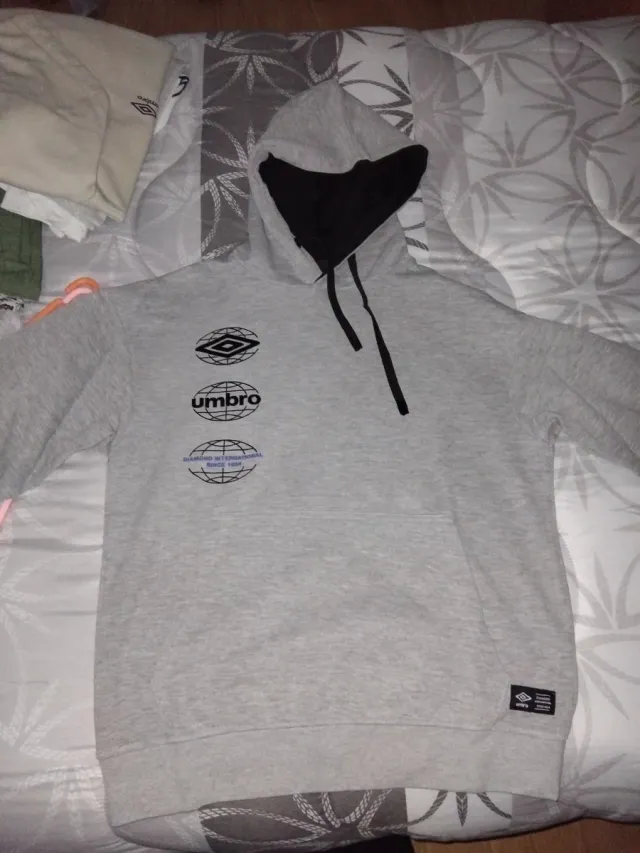 Confezione da 2 felpe Umbro. Grigio e beige.