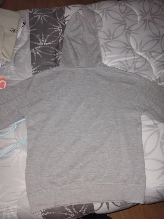 Confezione da 2 felpe Umbro. Grigio e beige.