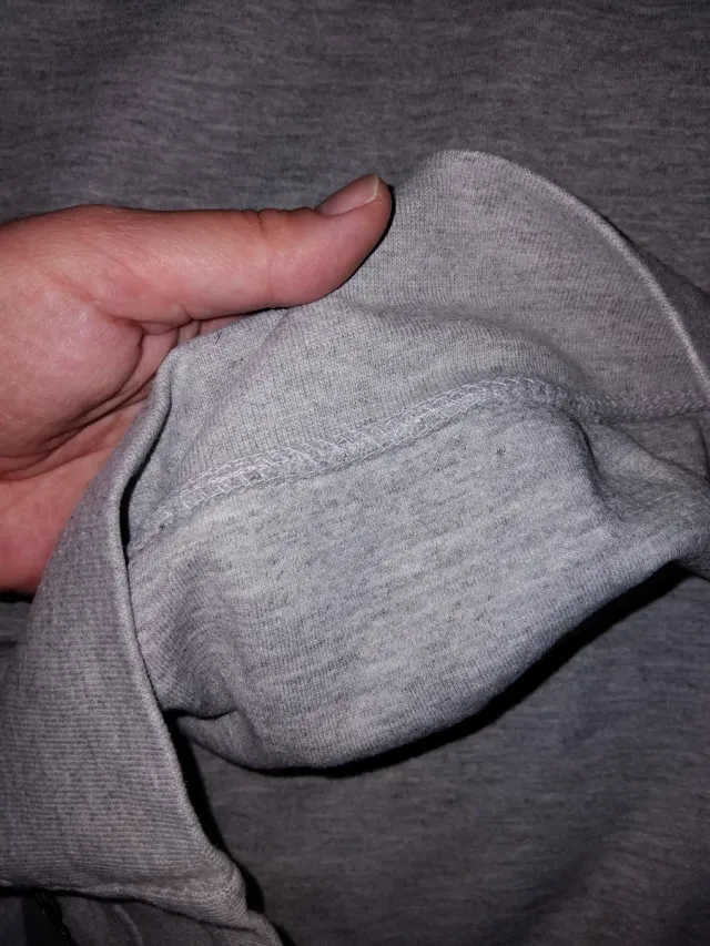 Confezione da 2 felpe Umbro. Grigio e beige.