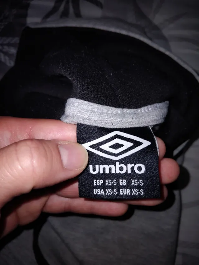 Confezione da 2 felpe Umbro. Grigio e beige.