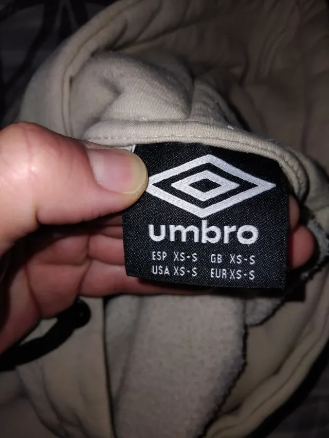 Confezione da 2 felpe Umbro. Grigio e beige.