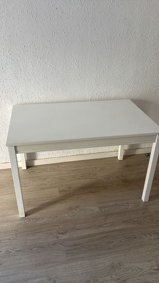 Mesa de comedor blanca de madera