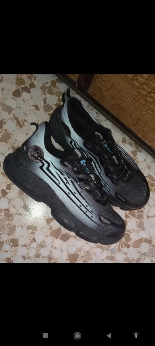 Deportivas grises y negras