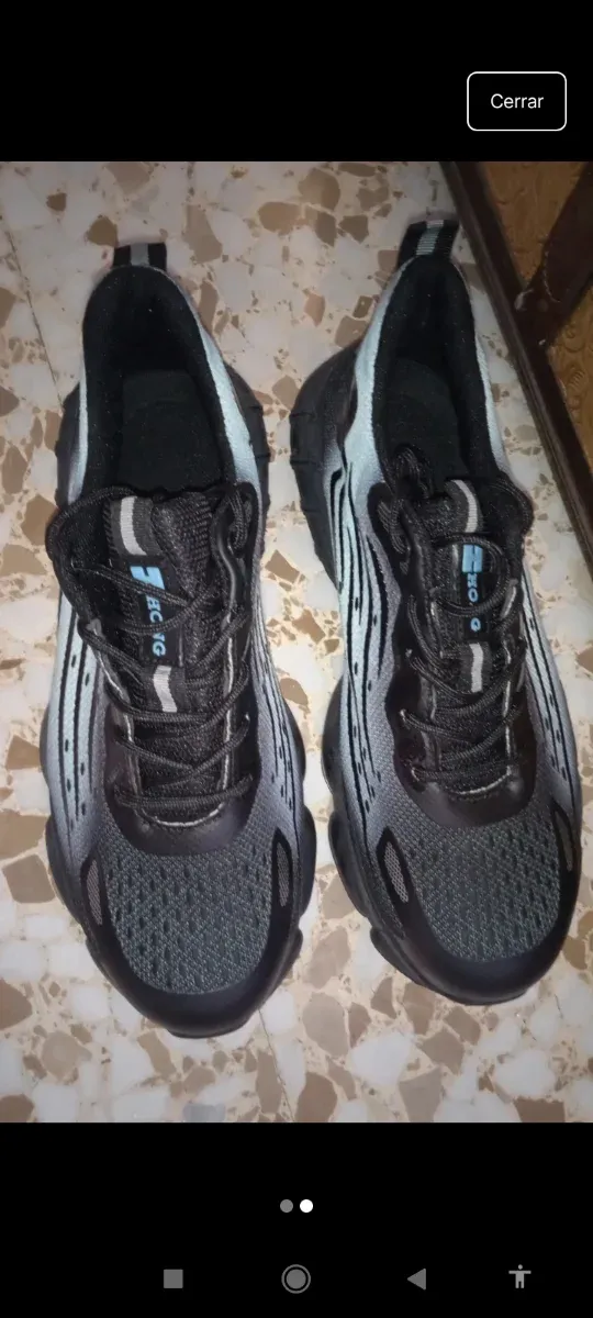 Deportivas grises y negras