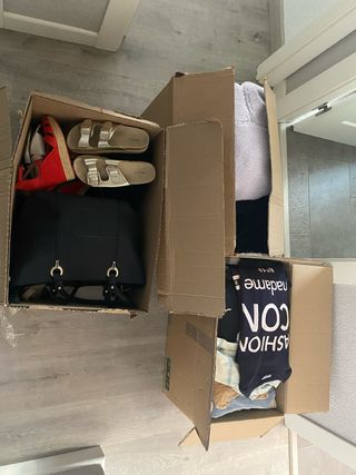 Cajas con ropa y calzado
