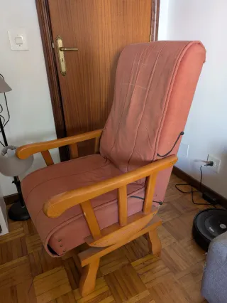 Mecedora antigua de madera y tela