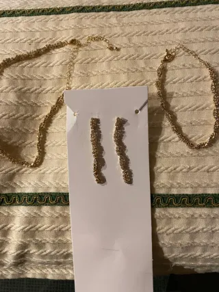 Conjunto collar, pulsera y pendientes dorados